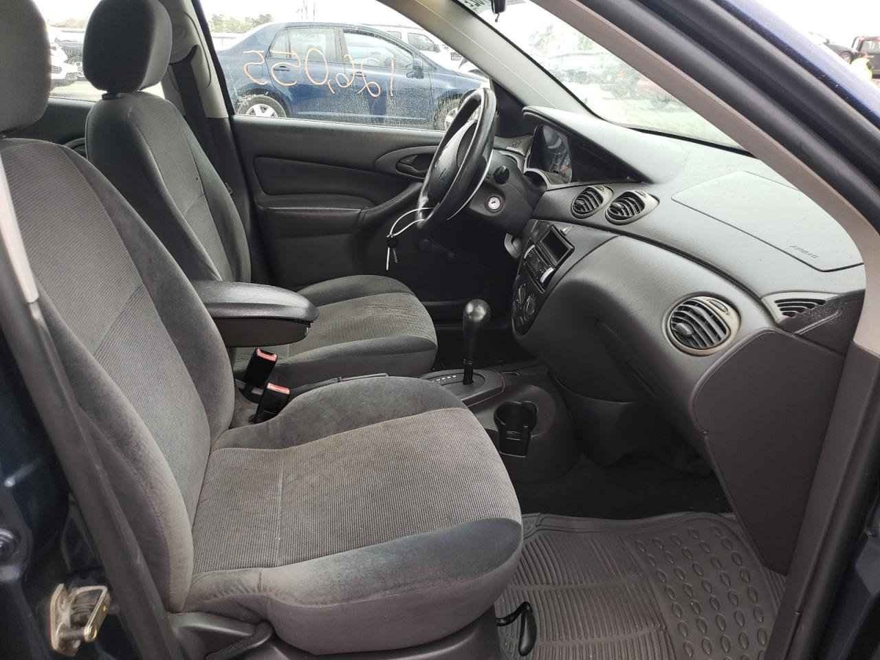 Photo 5 from auction – 2002 FORD FOCUS LX with VIN 1FAFP33P02W141706