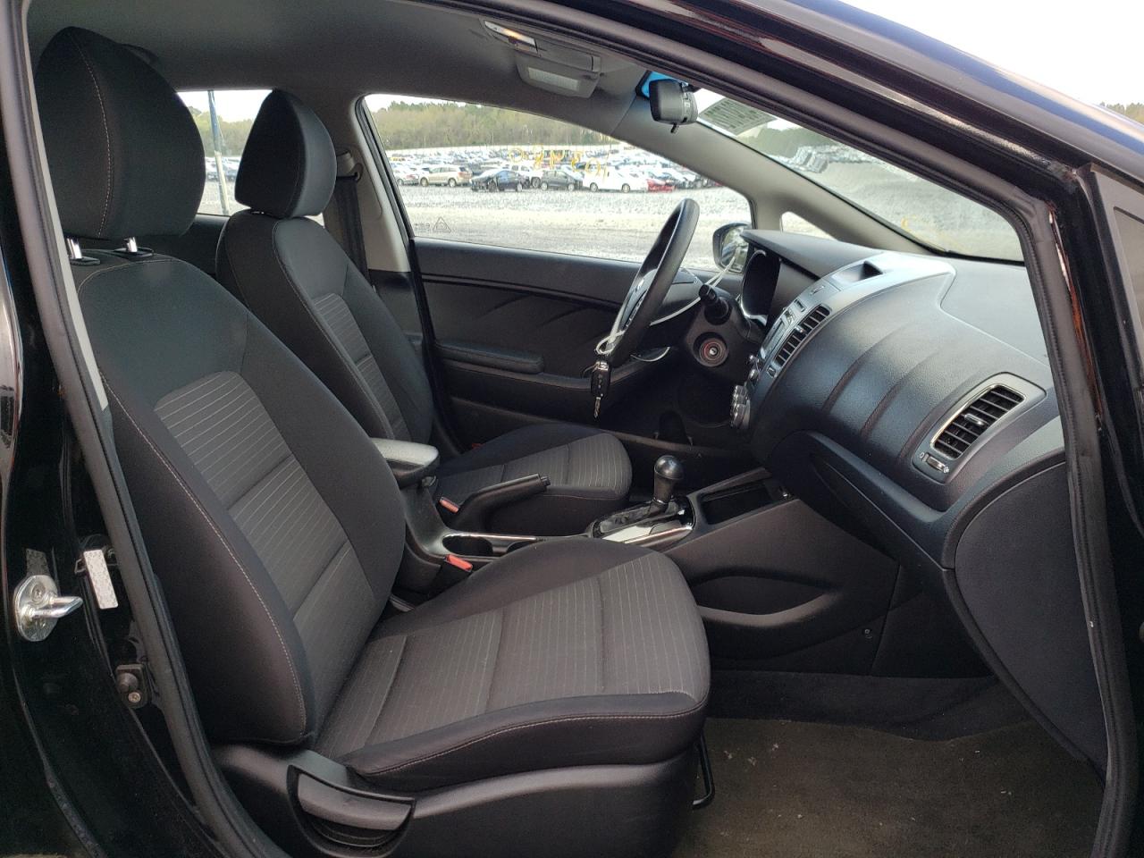 Photo 5 from auction – 2017 KIA FORTE LX with VIN 3KPFL4A73HE011369