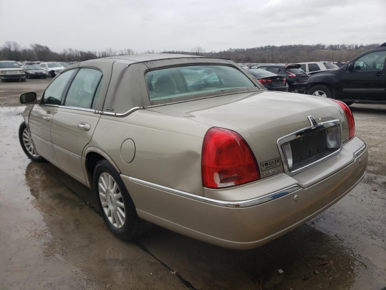Photo 3 from auction – 2004 LINCOLN TOWN CAR E with VIN 1LNHM81W94Y680430