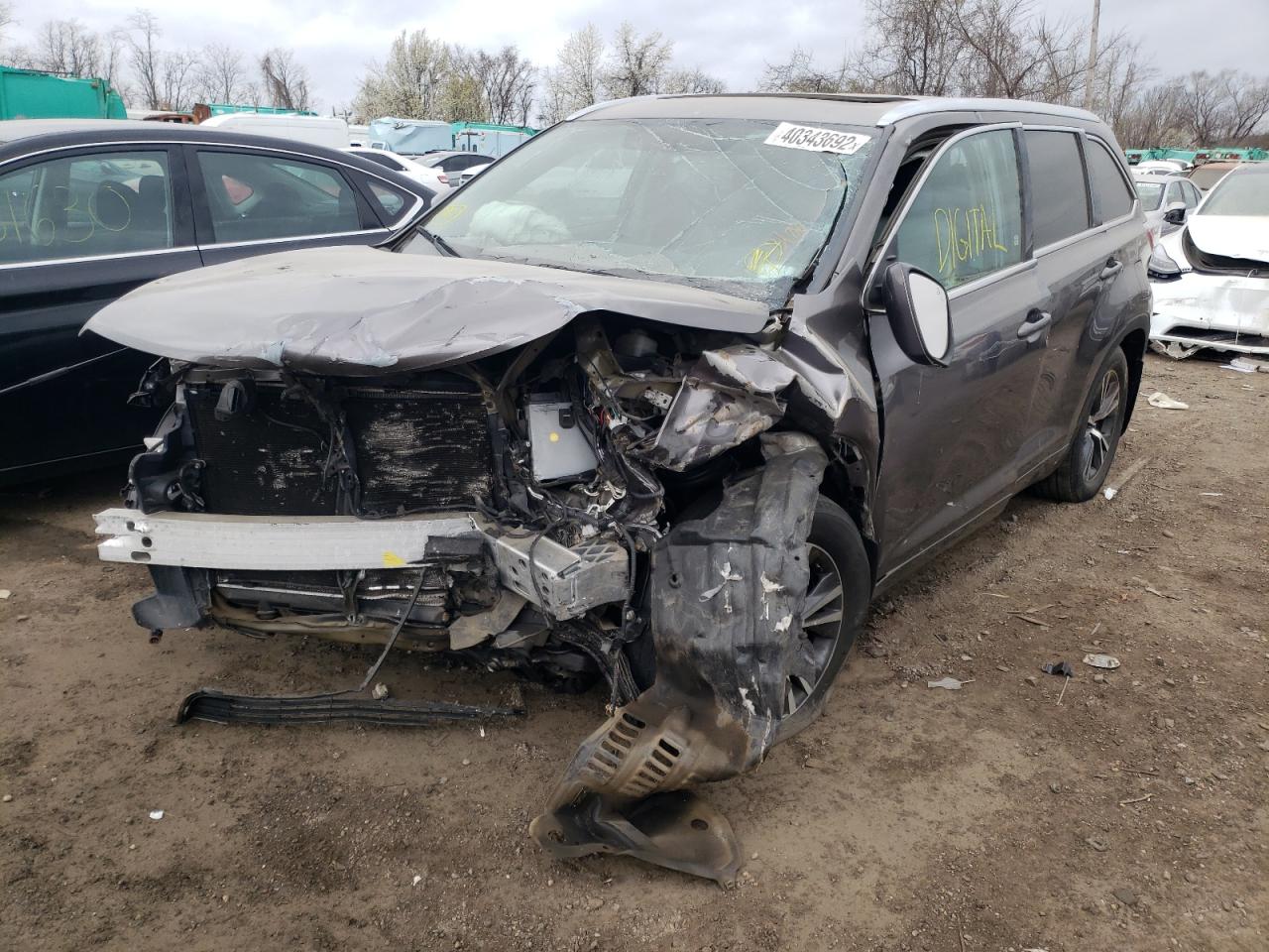 Фото 2 с аукциона – 2016 TOYOTA HIGHLANDER с VIN 5TDJKRFH4GS271120