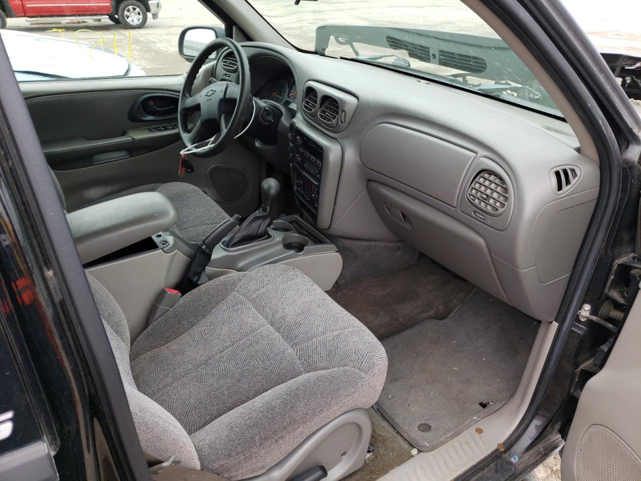 Photo 5 from auction – 2004 CHEVROLET TRAILBLAZE with VIN 1GNDT13S242386840