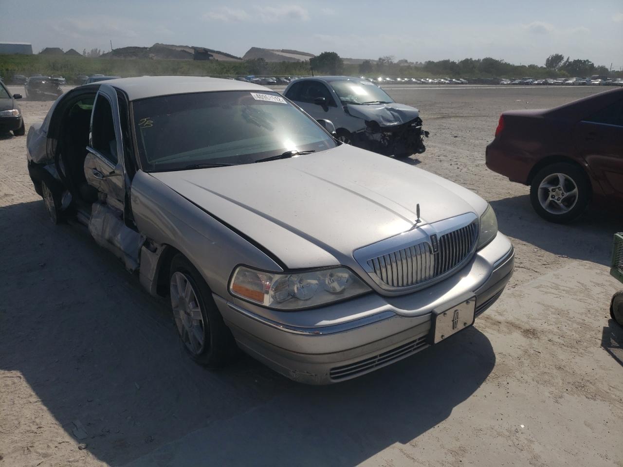LINCOLN TOWN CAR E 2011 with VIN 2LNBL8EV0BX762926 - Photo from auction