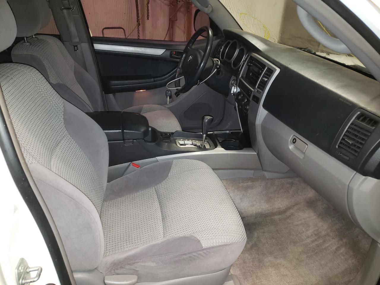 Photo 5 from auction – 2005 TOYOTA 4RUNNER SR with VIN JTEBT14R950054401
