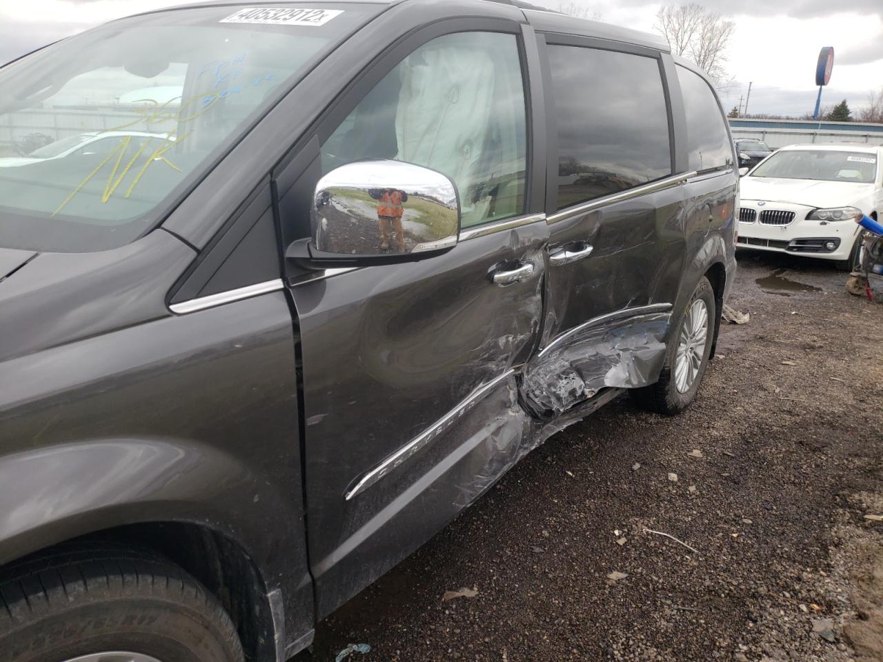 Photo 9 from auction – 2016 CHRYSLER TOWN & COU with VIN 2C4RC1CG2GR304086