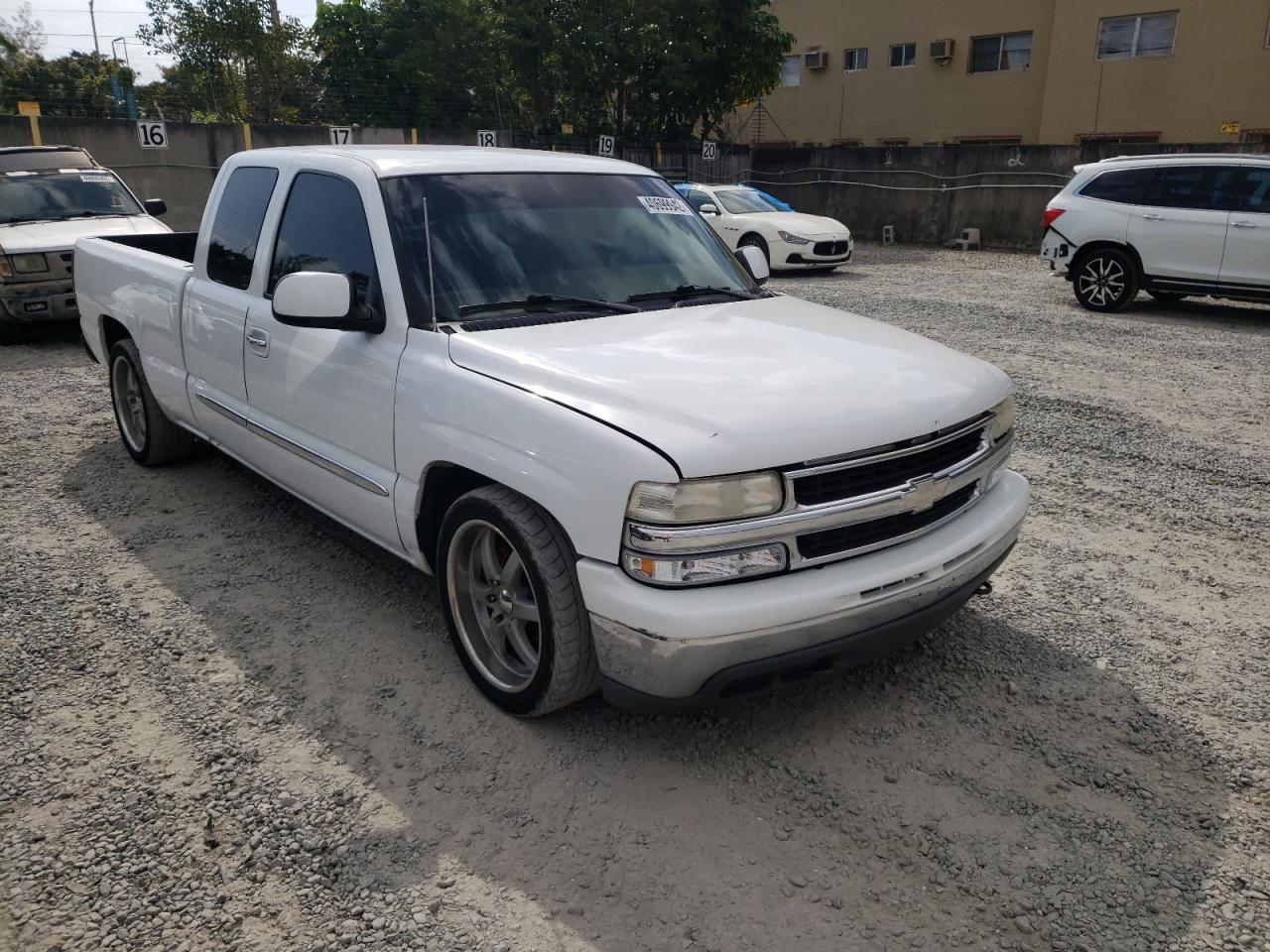 CHEVROLET SILVERADO 2000 with VIN 1GCEC19T5YZ254794 - Photo from auction