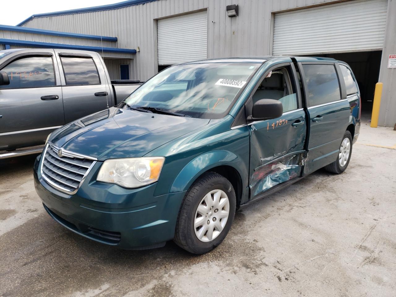Photo 2 from auction – 2009 CHRYSLER TOWN & COU with VIN 2A8HR44E49R631867