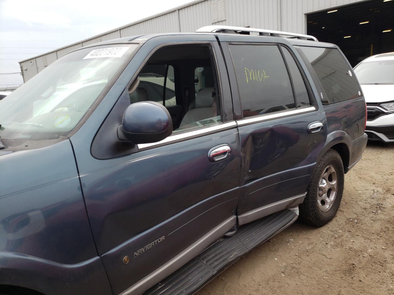 Photo 9 from auction – 2000 LINCOLN NAVIGATOR with VIN 5LMFU28A8YLJ27265