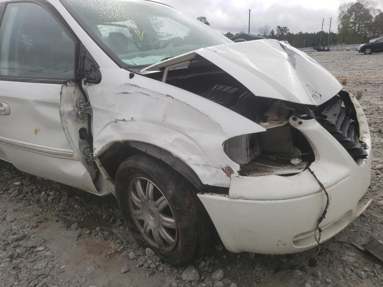 Photo 9 from auction – 2005 CHRYSLER TOWN & COU with VIN 2C4GP54L65R600496