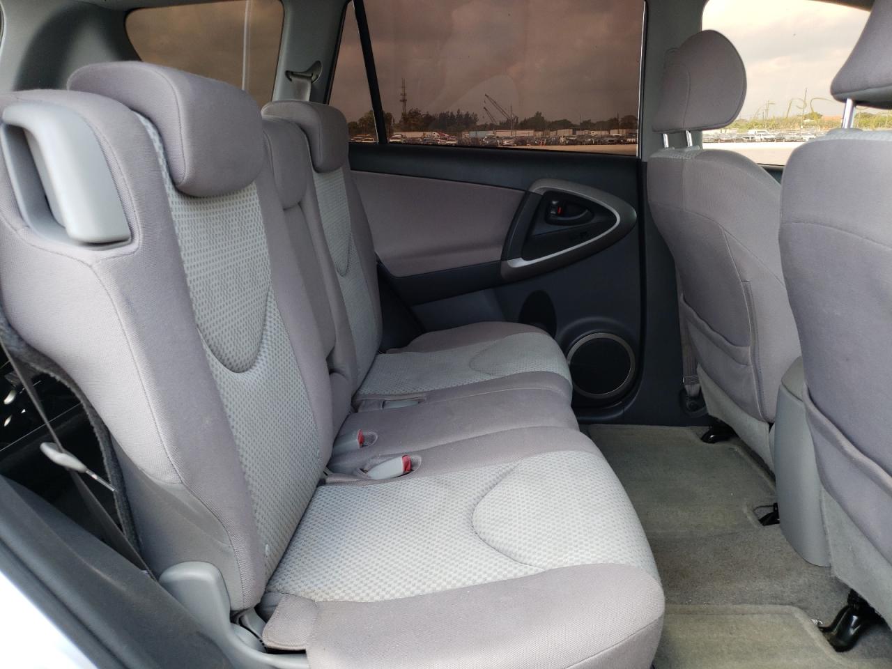 Photo 6 from auction – 2006 TOYOTA RAV4 with VIN JTMZD33V166011129