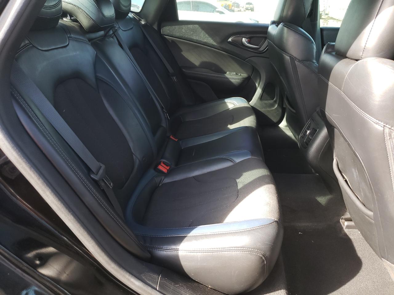 Photo 6 from auction – 2015 CHRYSLER 200 S with VIN 1C3CCCBGXFN551438