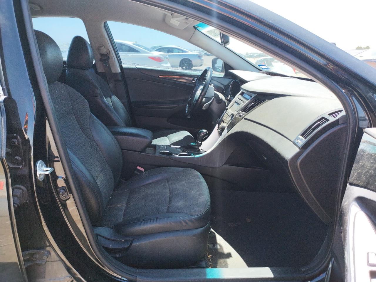 Photo 5 from auction – 2014 HYUNDAI SONATA SE with VIN 5NPEC4AB4EH864774
