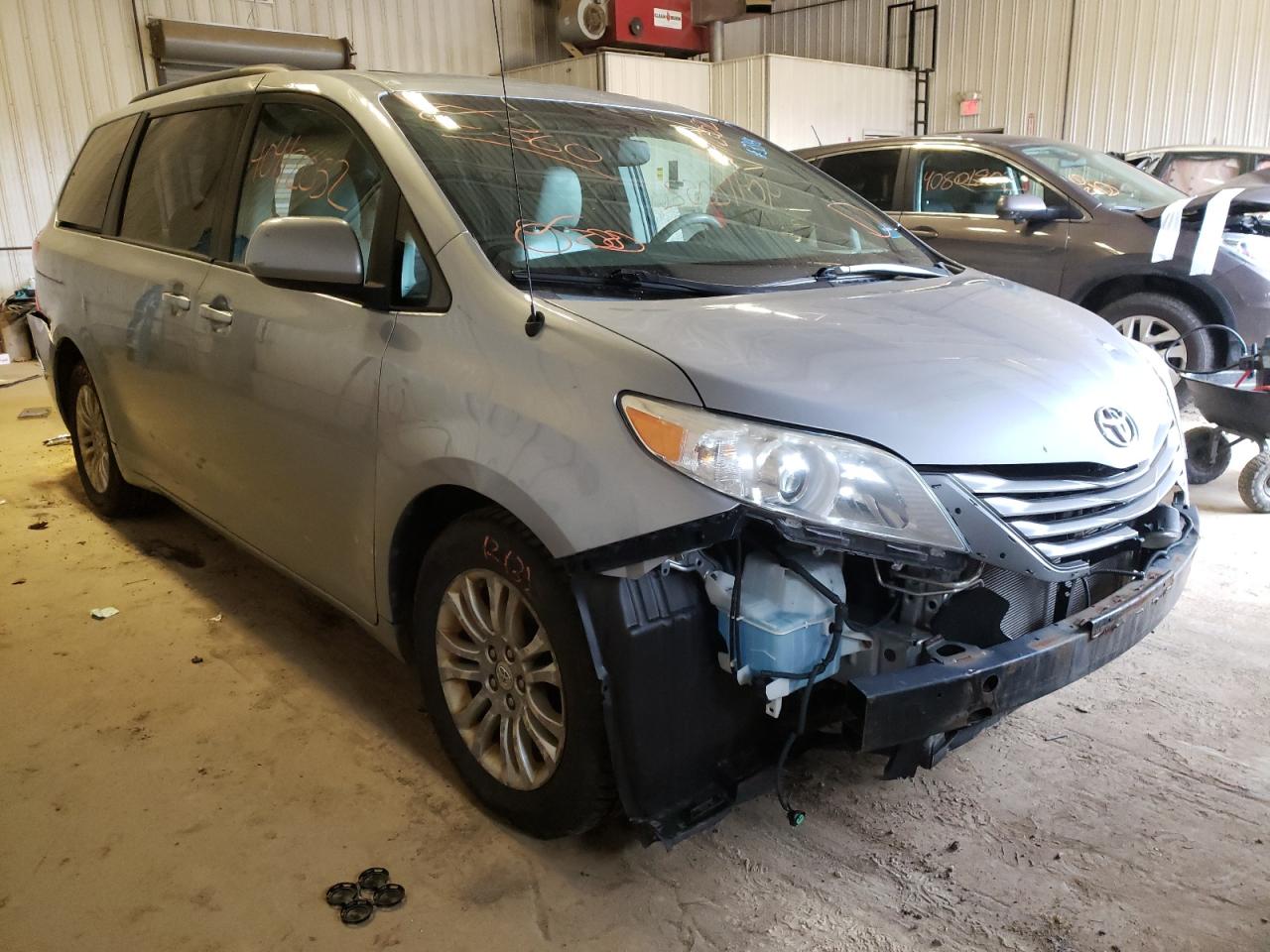 Photo 1 from auction – 2012 TOYOTA SIENNA XLE with VIN 5TDYK3DC4CS189899