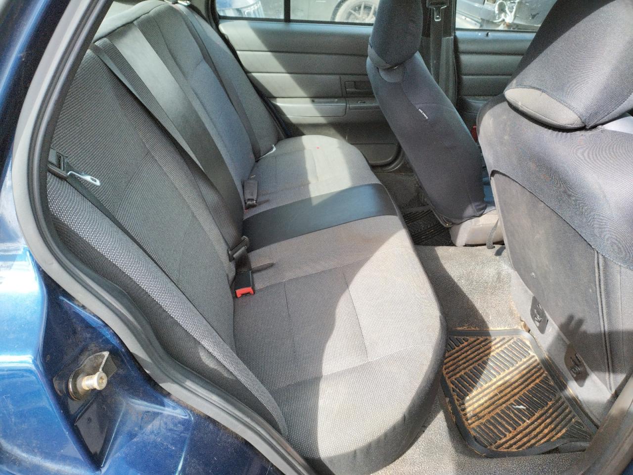 Photo 6 from auction – 2004 FORD CROWN VICT with VIN 2FAHP71W14X147015