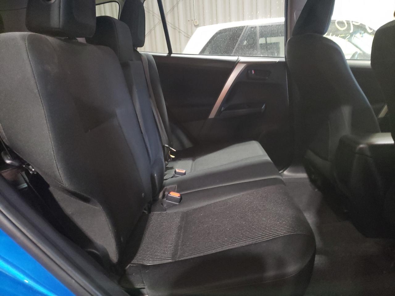 Photo 6 from auction – 2018 TOYOTA RAV4 LE with VIN JTMBFREVXJJ181569