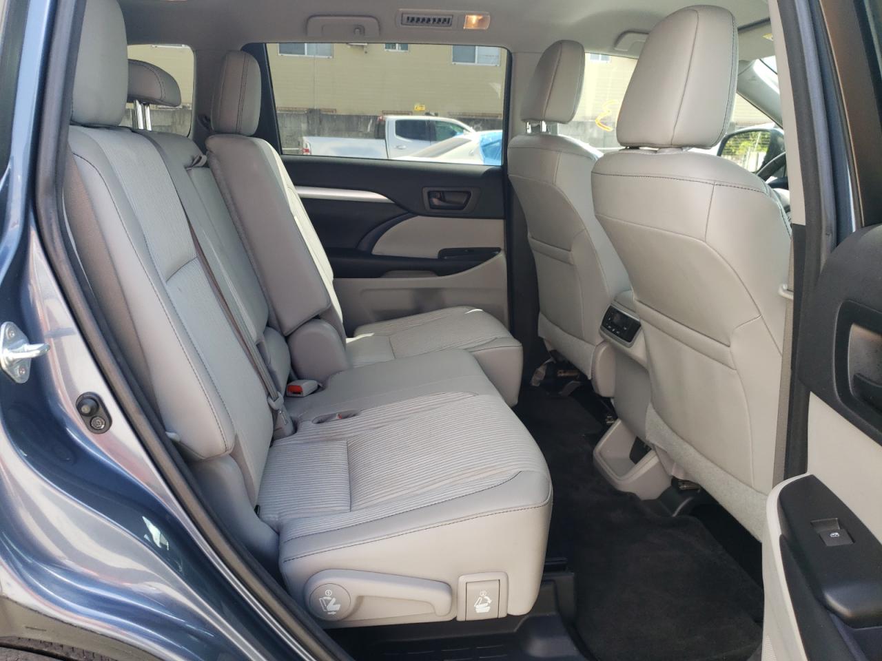 Photo 6 from auction – 2017 TOYOTA HIGHLANDER with VIN 5TDZZRFHXHS211553