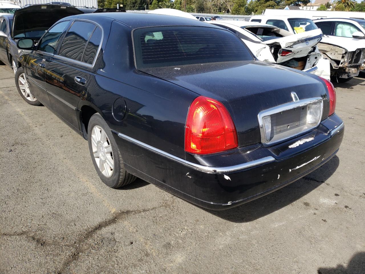 Photo 3 from auction – 2007 LINCOLN TOWN CAR E with VIN 1LNHM84W47Y633189
