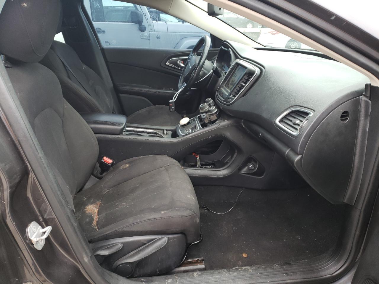 Photo 5 from auction – 2015 CHRYSLER 200 LIMITE with VIN 1C3CCCAB5FN652537