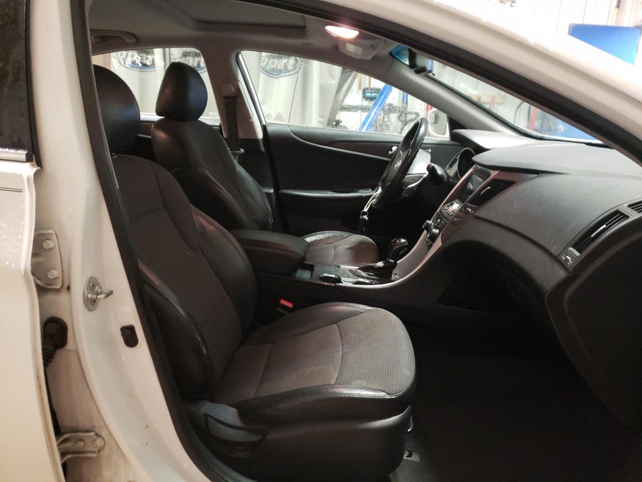 Photo 5 from auction – 2012 HYUNDAI SONATA SE with VIN 5NPEC4AC5CH433382