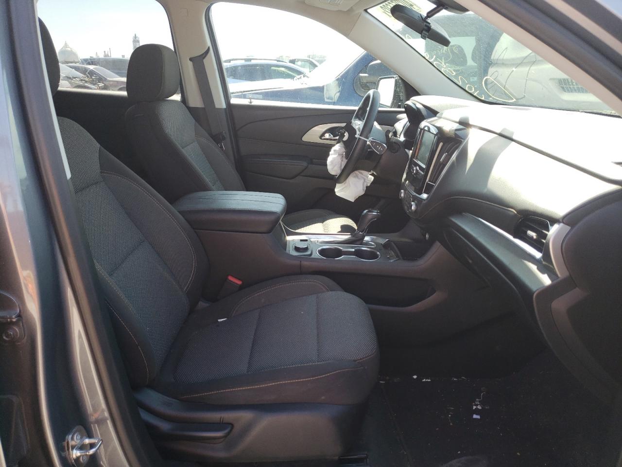 Photo 5 from auction – 2018 CHEVROLET TRAVERSE L with VIN 1GNERFKW9JJ259749