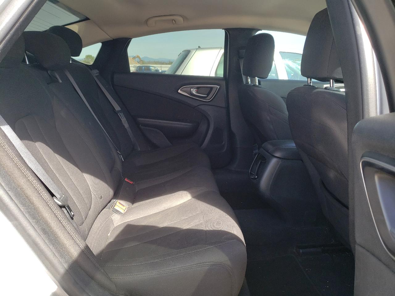 Photo 6 from auction – 2015 CHRYSLER 200 LIMITE with VIN 1C3CCCAB4FN666493