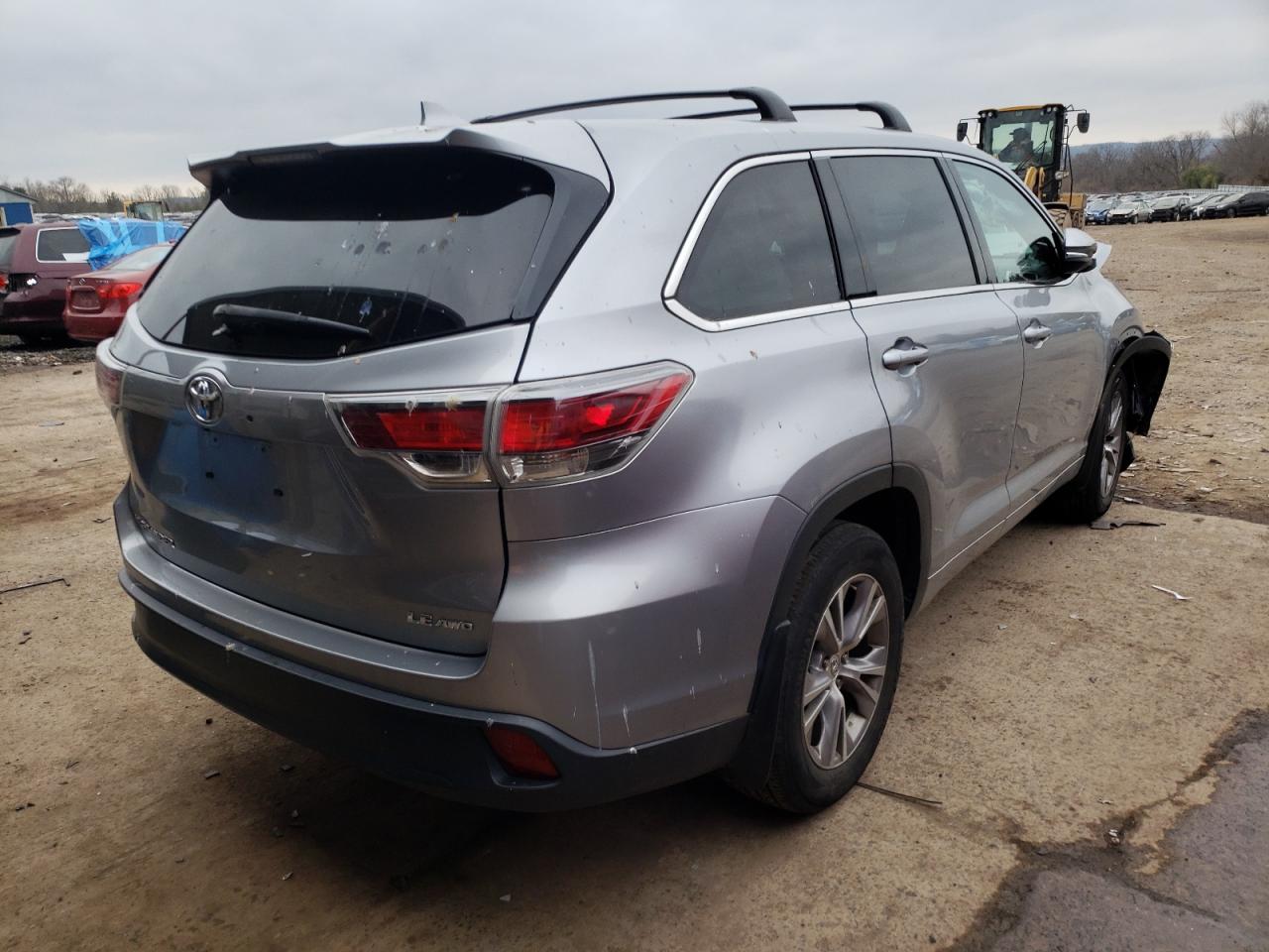 Photo 4 from auction – 2015 TOYOTA HIGHLANDER with VIN 5TDBKRFH0FS144254