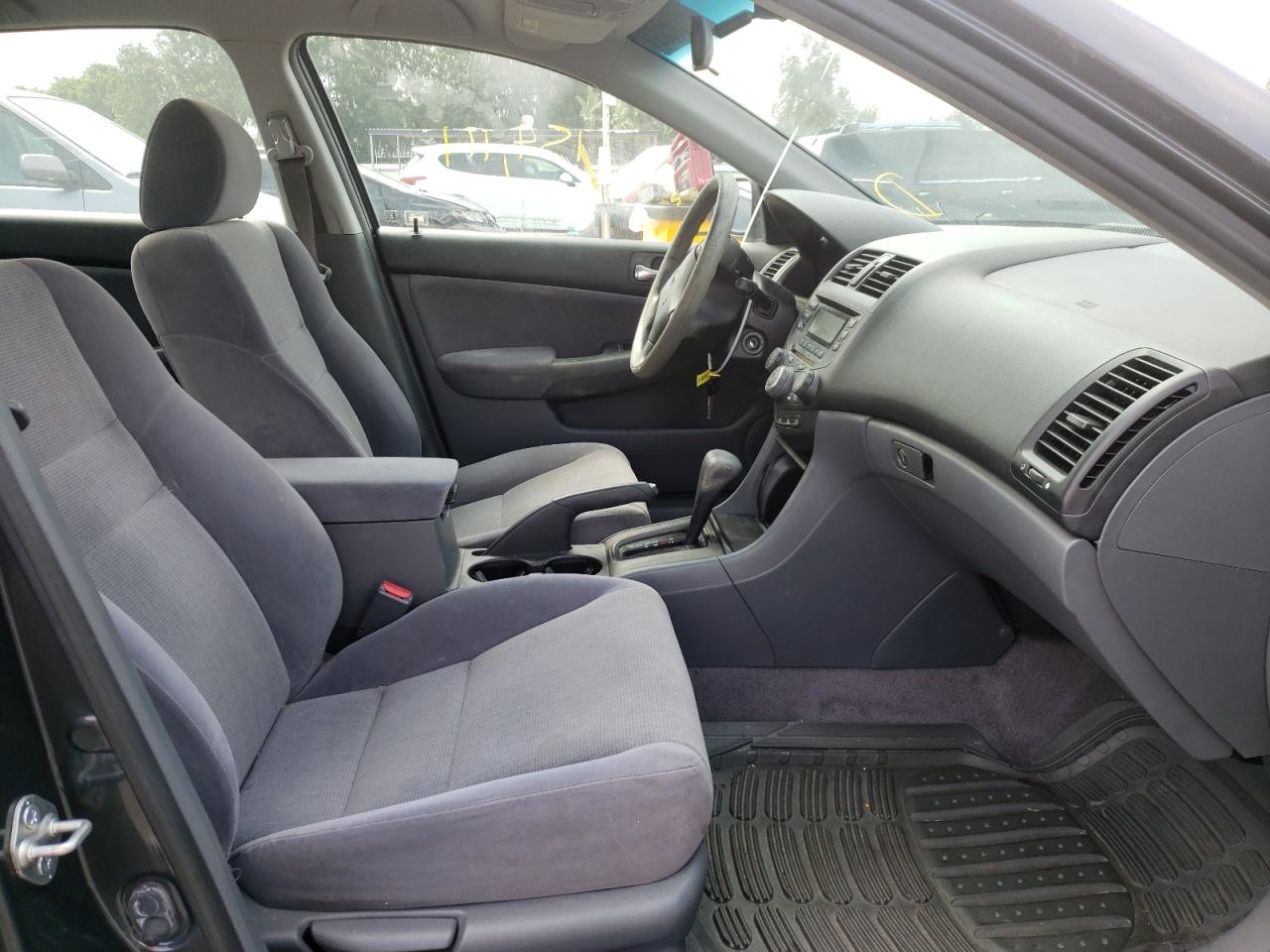 Photo 5 from auction – 2004 HONDA ACCORD LX with VIN JHMCM56384C039292