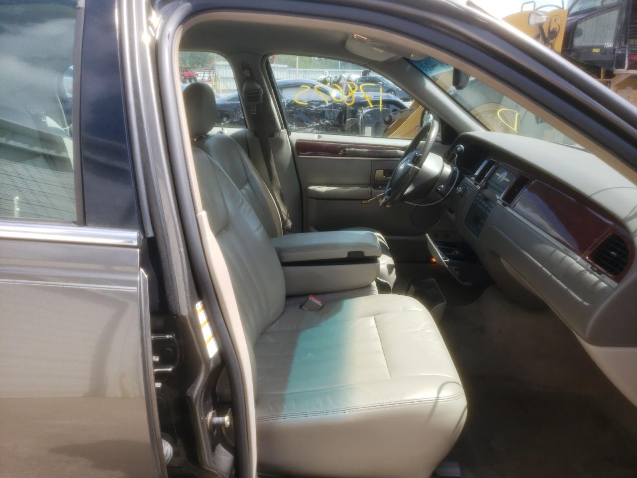 Photo 5 from auction – 2004 LINCOLN TOWN CAR E with VIN 1LNHM81W74Y649211