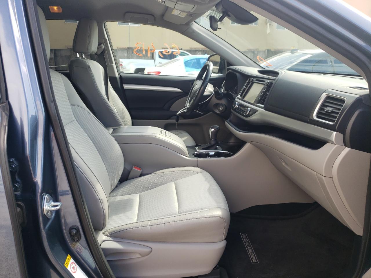 Photo 5 from auction – 2017 TOYOTA HIGHLANDER with VIN 5TDZZRFHXHS211553