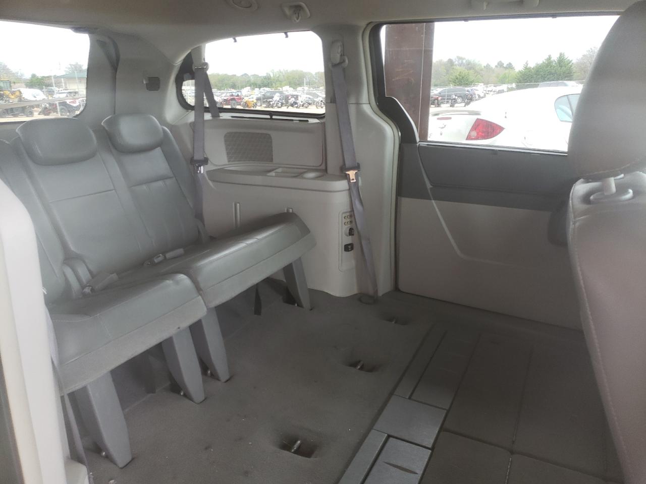 Photo 6 from auction – 2010 CHRYSLER TOWN & COU with VIN 2A4RR5D12AR217757