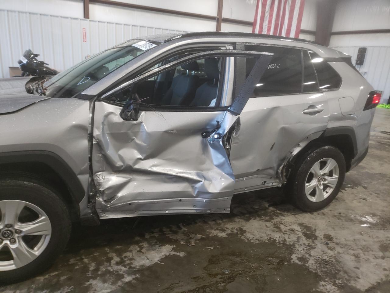 Photo 9 from auction – 2021 TOYOTA RAV4 XLE with VIN 2T3W1RFVXMC091361