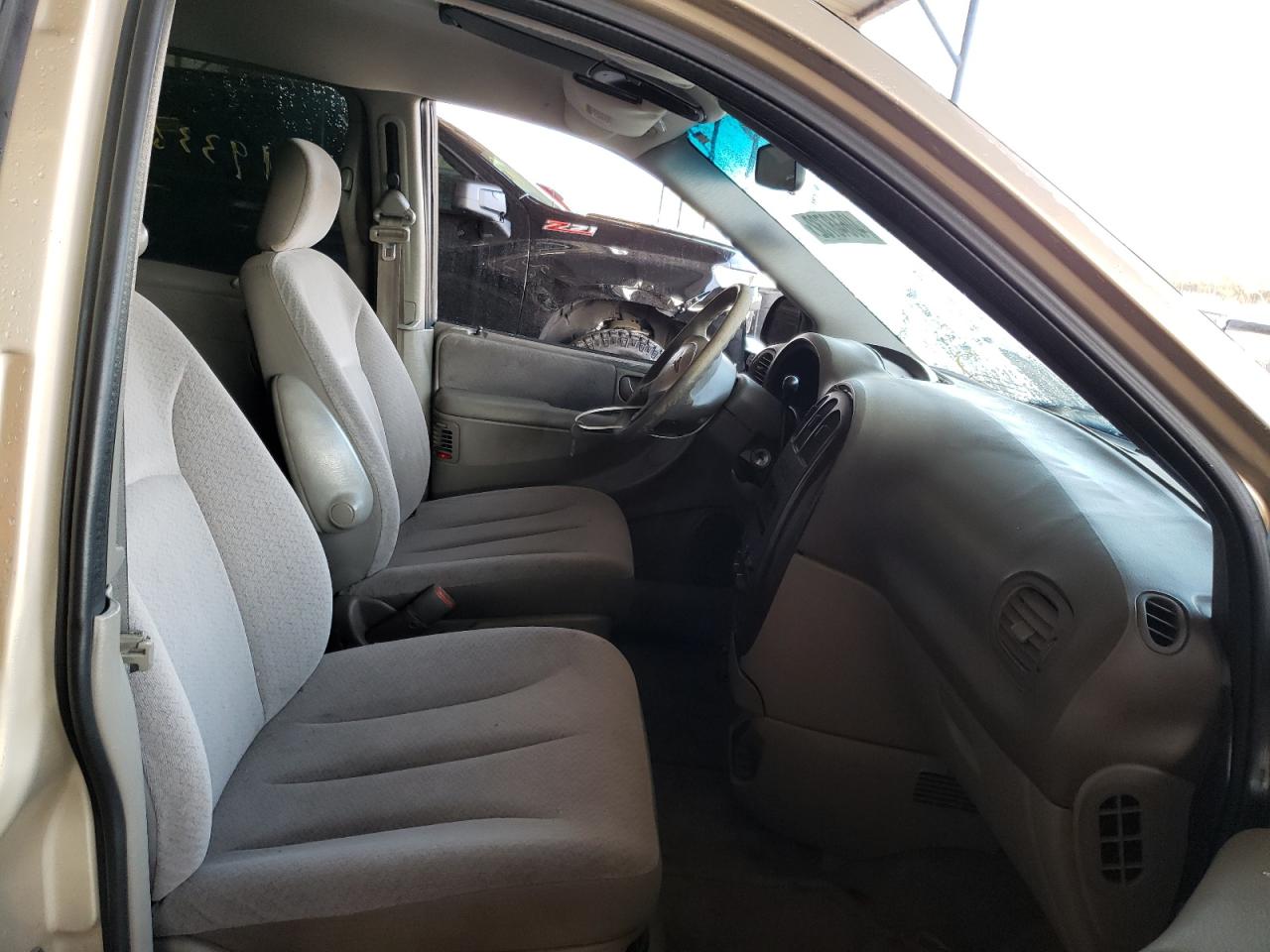 Photo 5 from auction – 2001 CHRYSLER TOWN & COU with VIN 2C8GP44381R336572