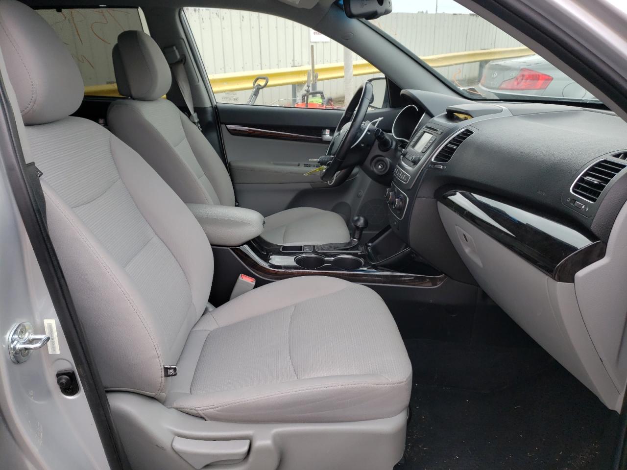 Photo 5 from auction – 2015 KIA SORENTO LX with VIN 5XYKTCA63FG571215