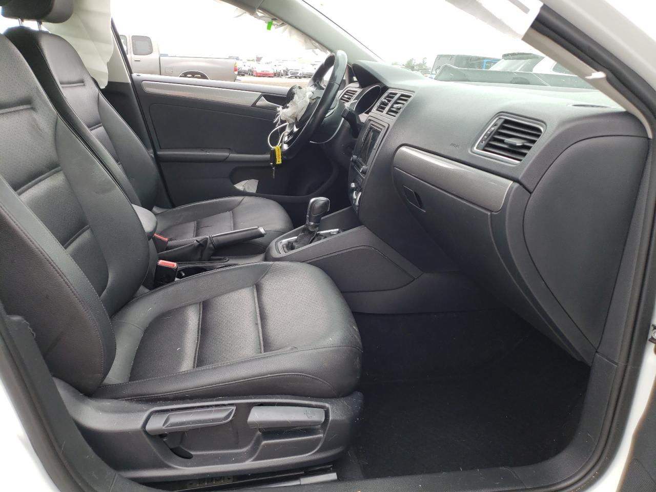 Photo 5 from auction – 2017 VOLKSWAGEN JETTA SE with VIN 3VWDB7AJ8HM394056