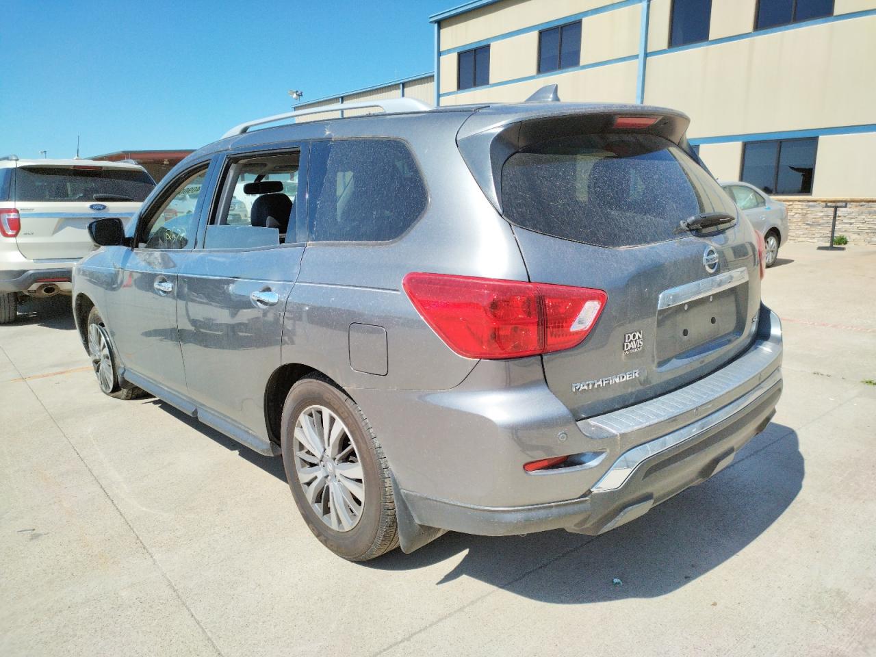 Photo 3 from auction – 2020 NISSAN PATHFINDER with VIN 5N1DR2CN1LC635852