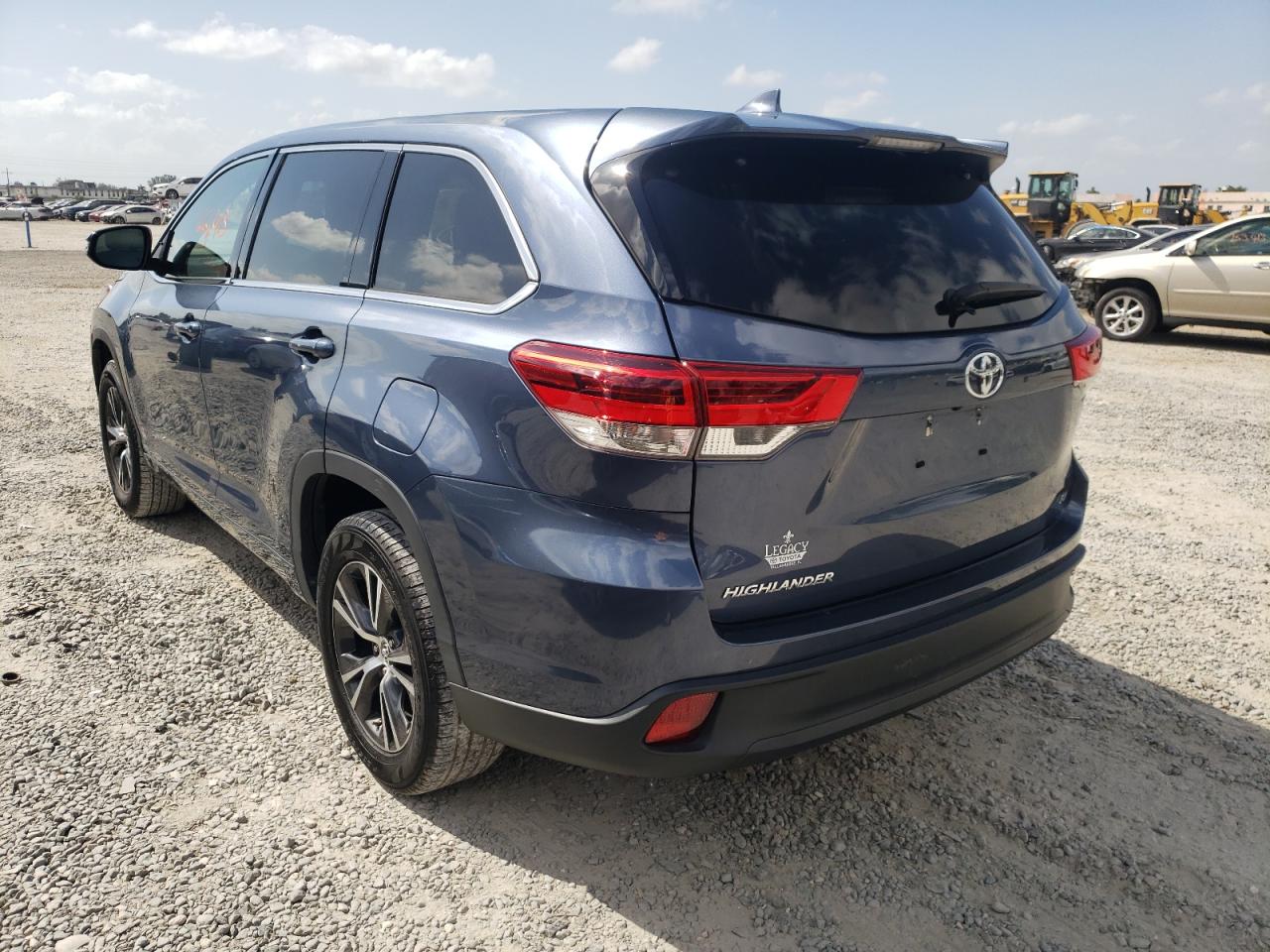 Photo 3 from auction – 2017 TOYOTA HIGHLANDER with VIN 5TDZZRFHXHS211553