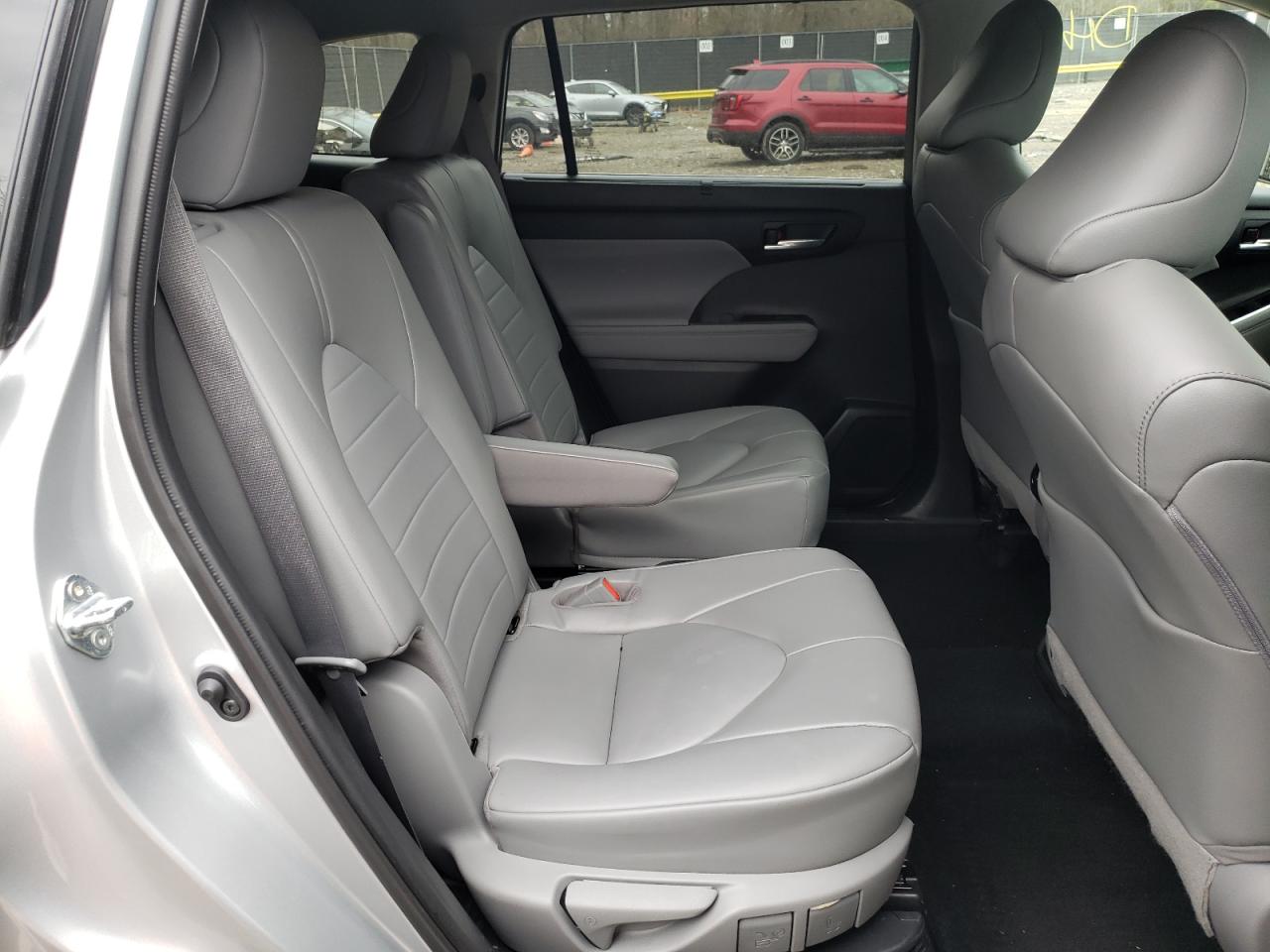 Photo 6 from auction – 2022 TOYOTA HIGHLANDER with VIN 5TDGBRCH0NS539687