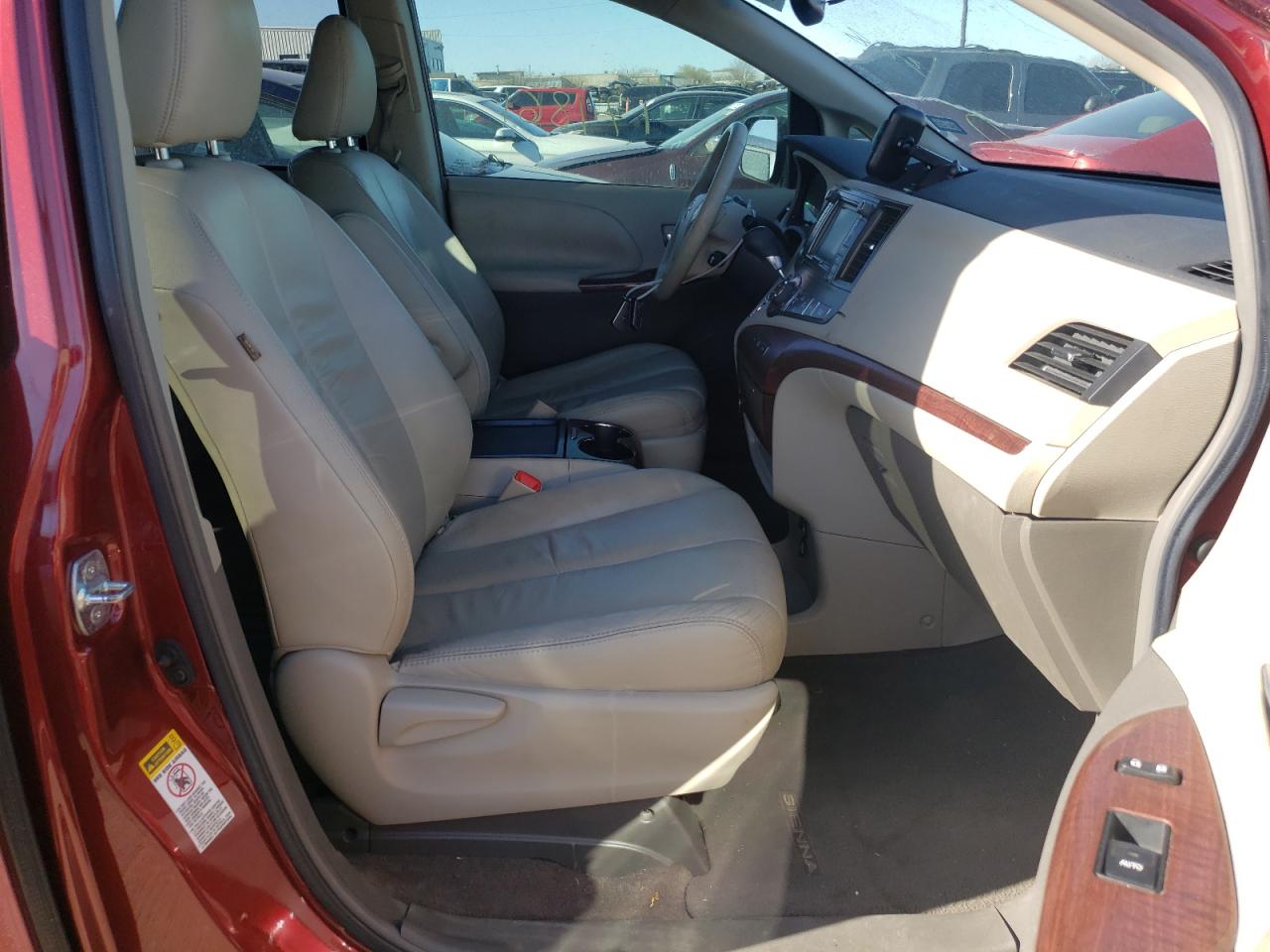Photo 5 from auction – 2011 TOYOTA SIENNA XLE with VIN 5TDYK3DCXBS134887