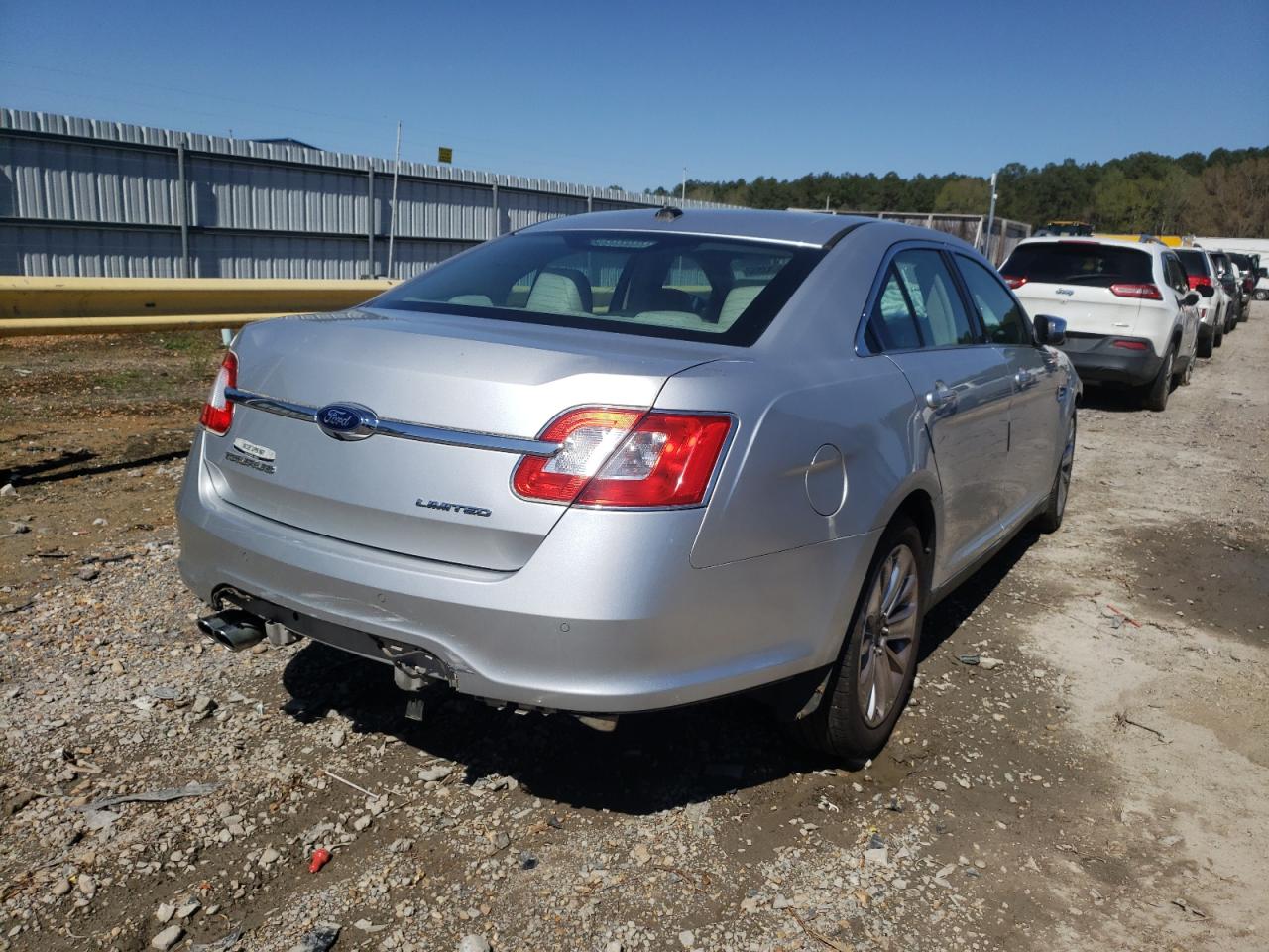 Photo 4 from auction – 2011 FORD TAURUS LIM with VIN 1FAHP2FW2BG111395