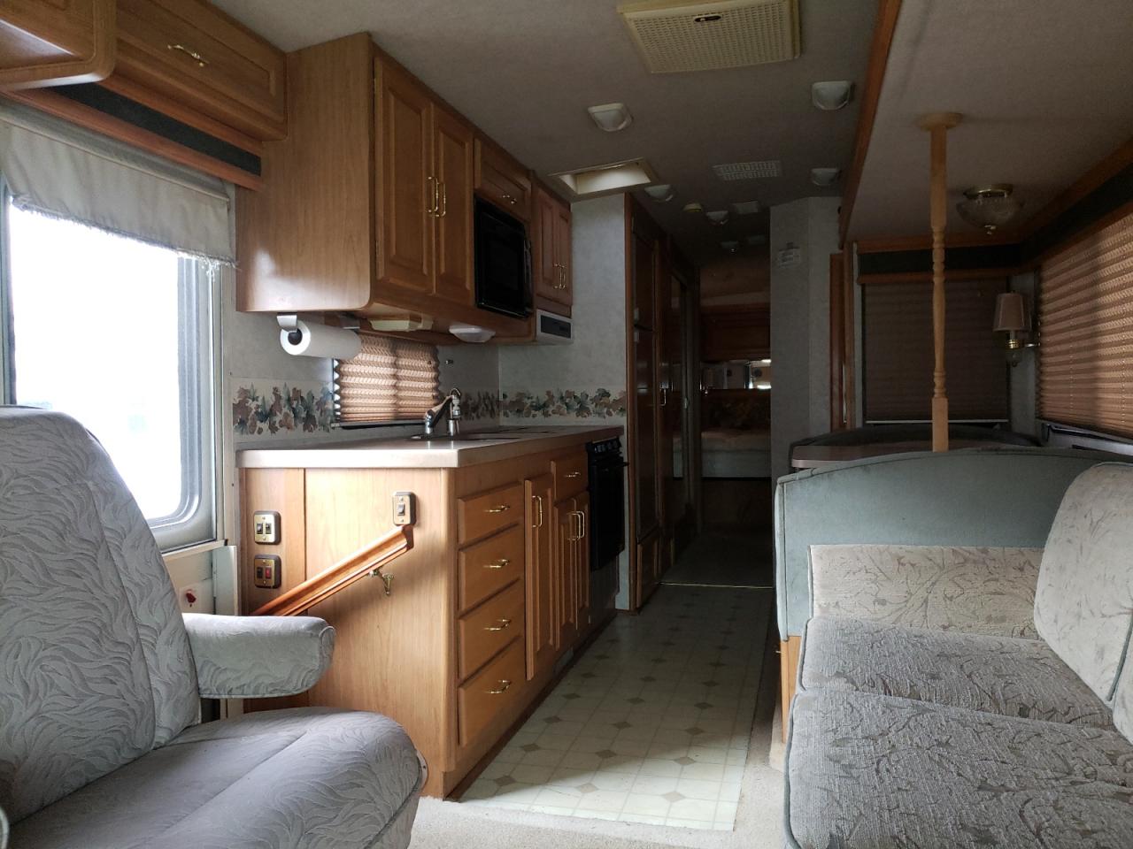 Photo 6 from auction – 1996 SOUT MOTORHOME with VIN 3FCMF53G7TJA04622