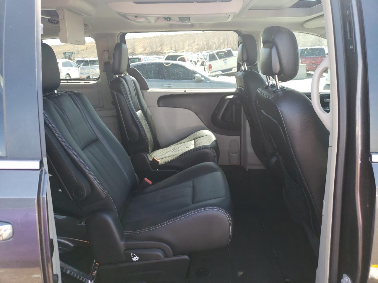 Photo 6 from auction – 2016 CHRYSLER TOWN & COU with VIN 2C4RC1CG2GR269680