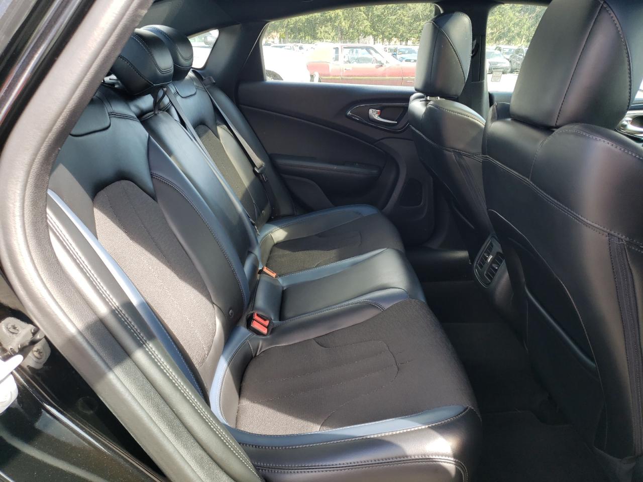 Photo 6 from auction – 2015 CHRYSLER 200 S with VIN 1C3CCCBB5FN529299