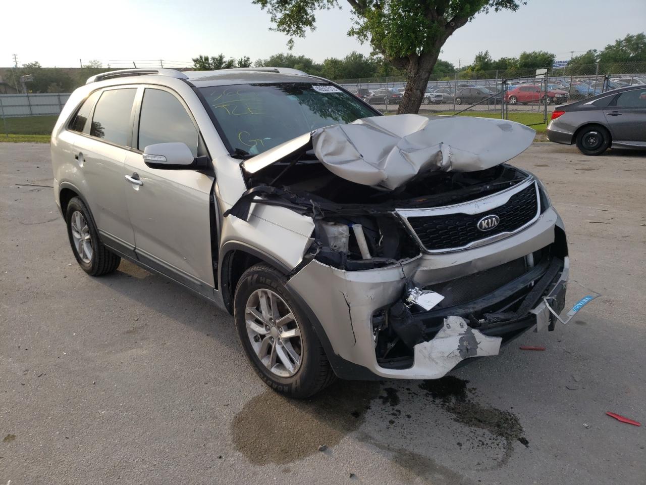 KIA SORENTO LX 2015 with VIN 5XYKT3A60FG561130 - Photo from auction