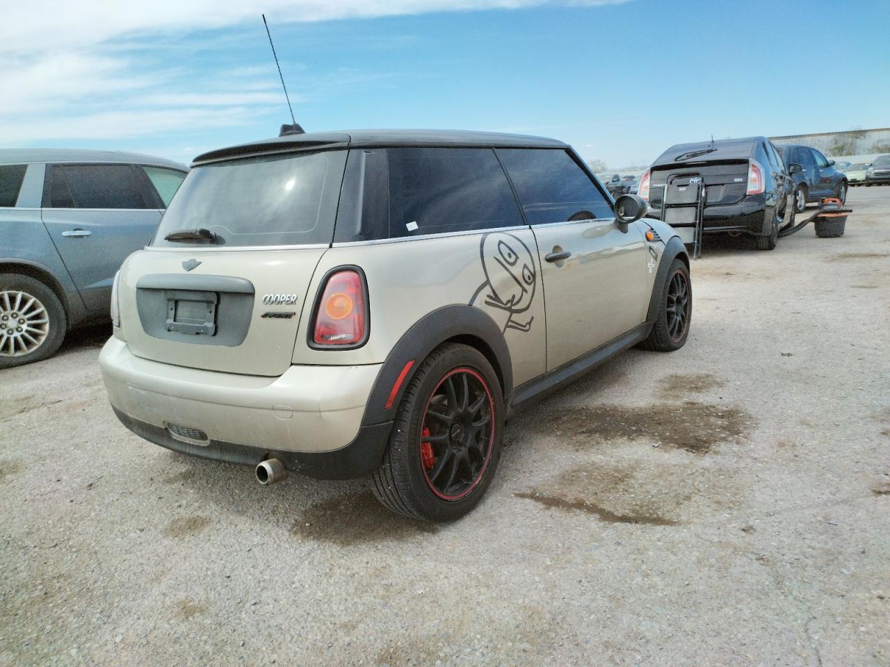 Photo 4 from auction – 2008 MINI COOPER with VIN WMWMF33588TU65755