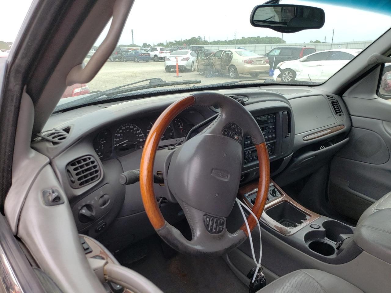 Photo 10 from auction – 2000 LINCOLN NAVIGATOR with VIN 5LMFU28A8YLJ27265
