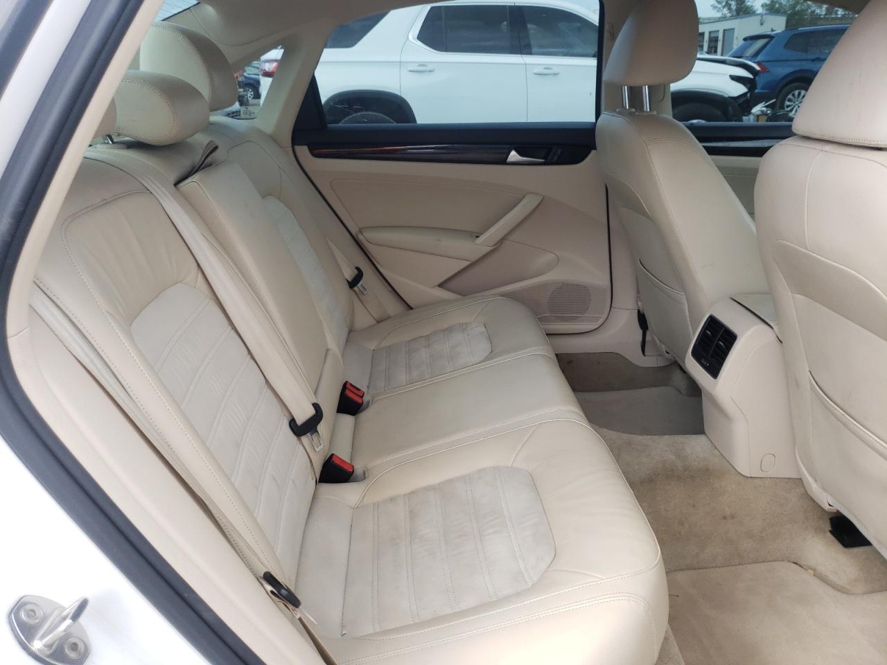 Photo 6 from auction – 2015 VOLKSWAGEN PASSAT SEL with VIN 1VWCS7A35FC024601