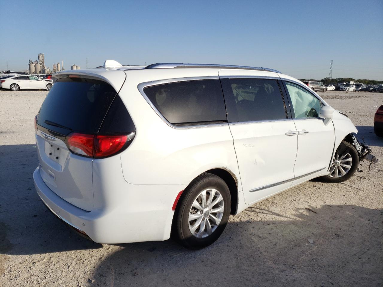 Photo 4 from auction – 2018 CHRYSLER PACIFICA T with VIN 2C4RC1BGXJR277471