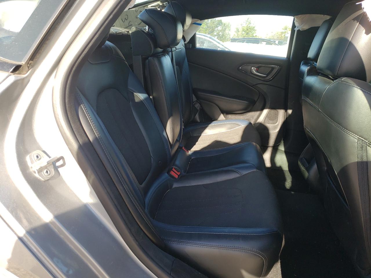 Photo 6 from auction – 2015 CHRYSLER 200 S with VIN 1C3CCCBG9FN515059