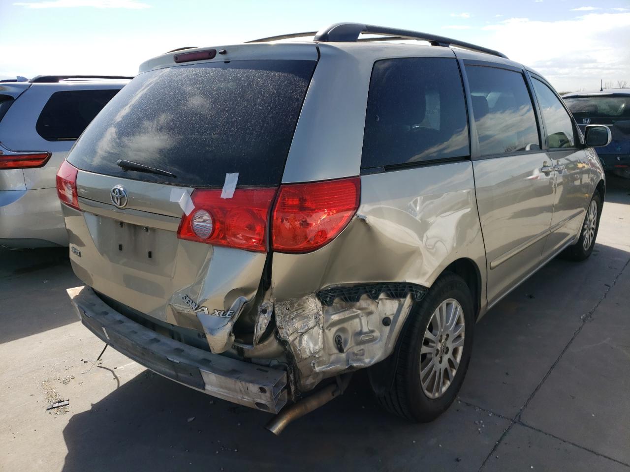 Photo 4 from auction – 2010 TOYOTA SIENNA XLE with VIN 5TDYK4CC3AS334936