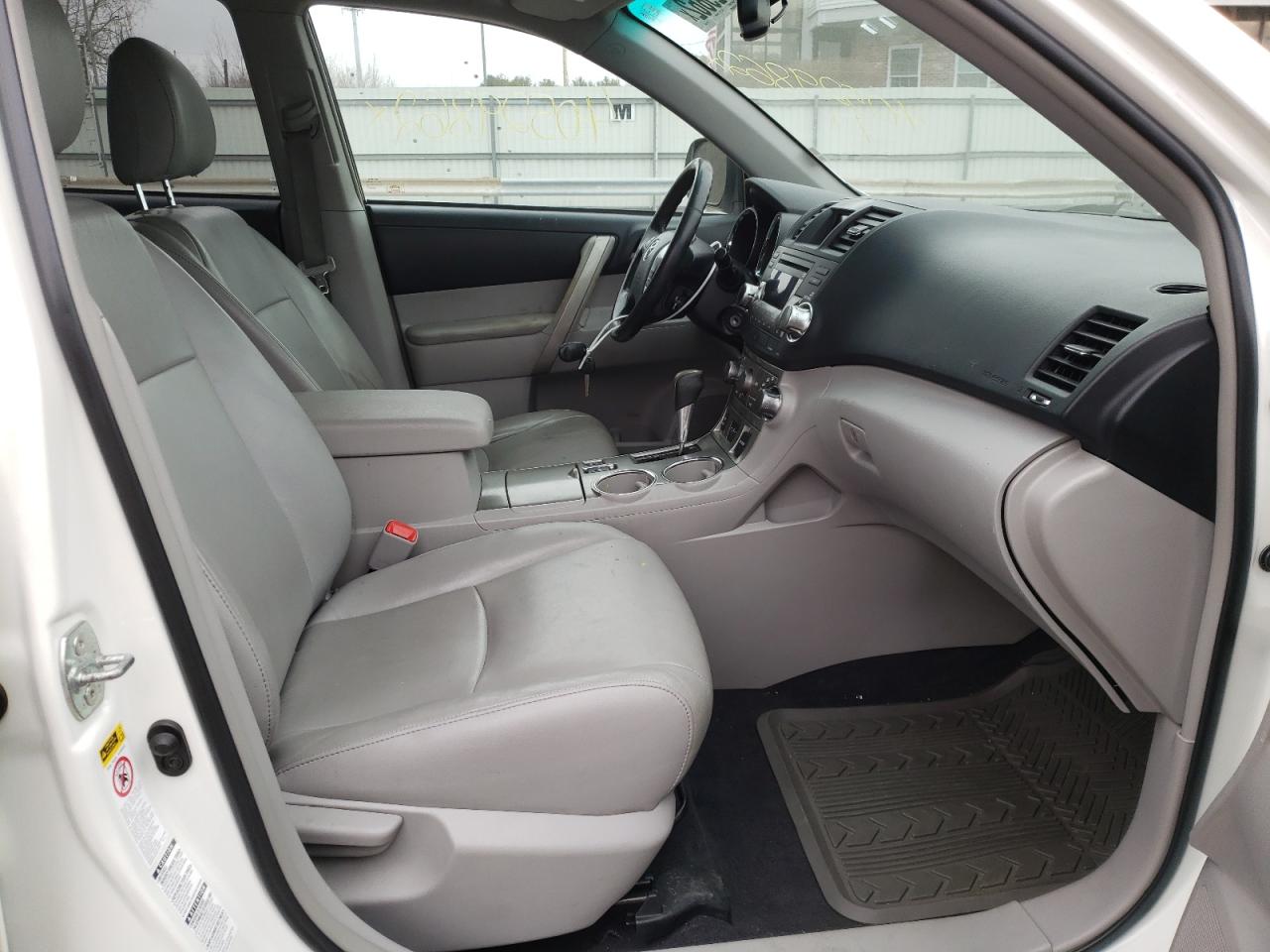 Photo 5 from auction – 2011 TOYOTA HIGHLANDER with VIN 5TDBK3EH4BS089431