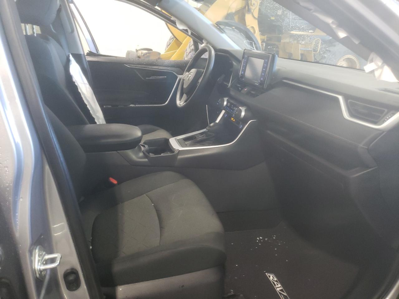 Photo 5 from auction – 2021 TOYOTA RAV4 XLE with VIN 2T3W1RFVXMC091361